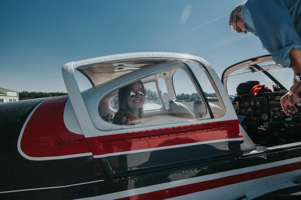 Briefing passengers in a light aircraft